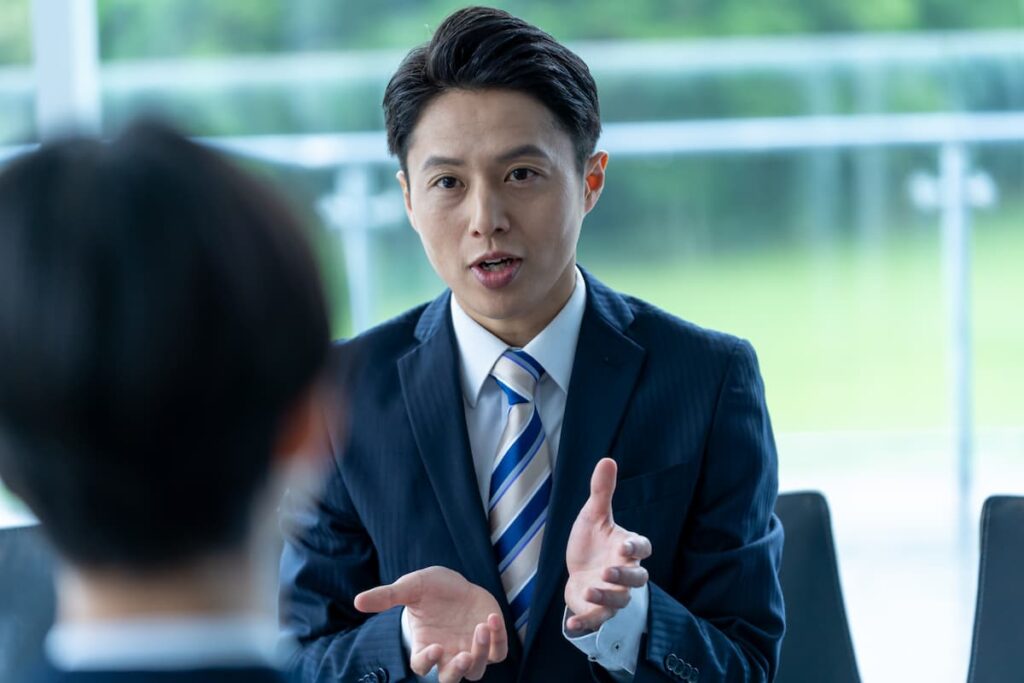 担当者が相談者に向けて説明している様子