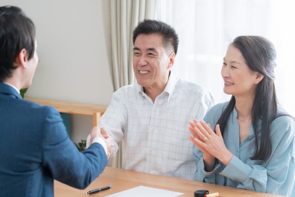 担当者と握手を交わす夫婦