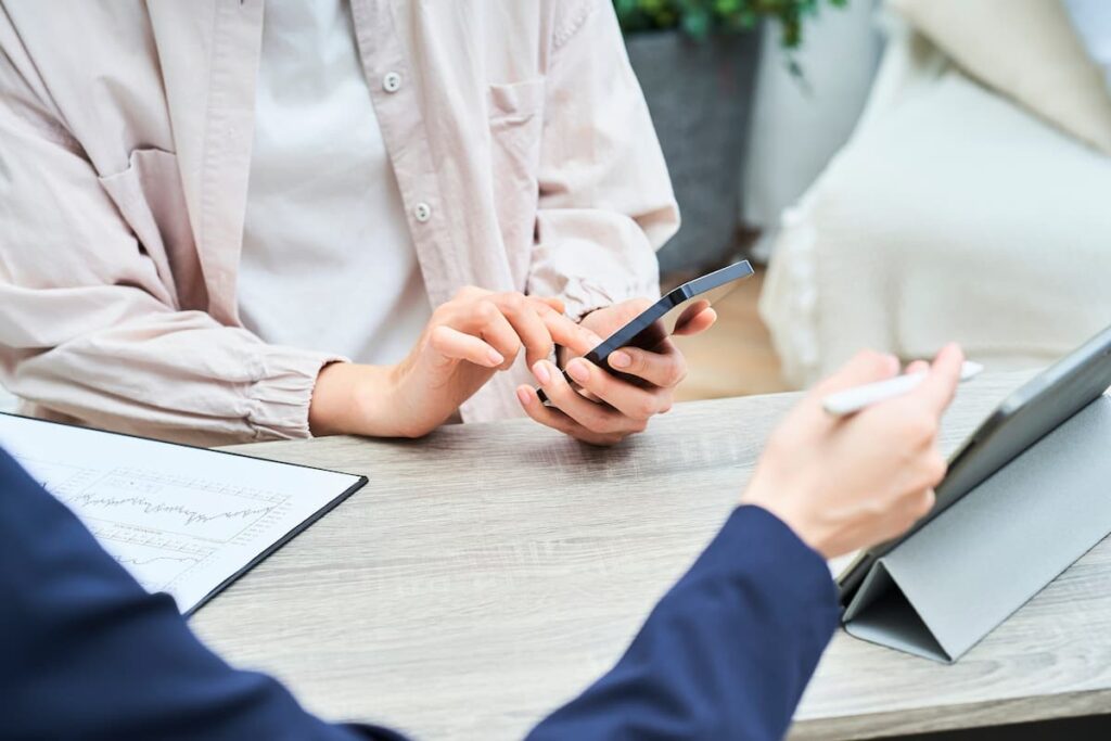 スマートフォンを見ながら担当者に相談する様子