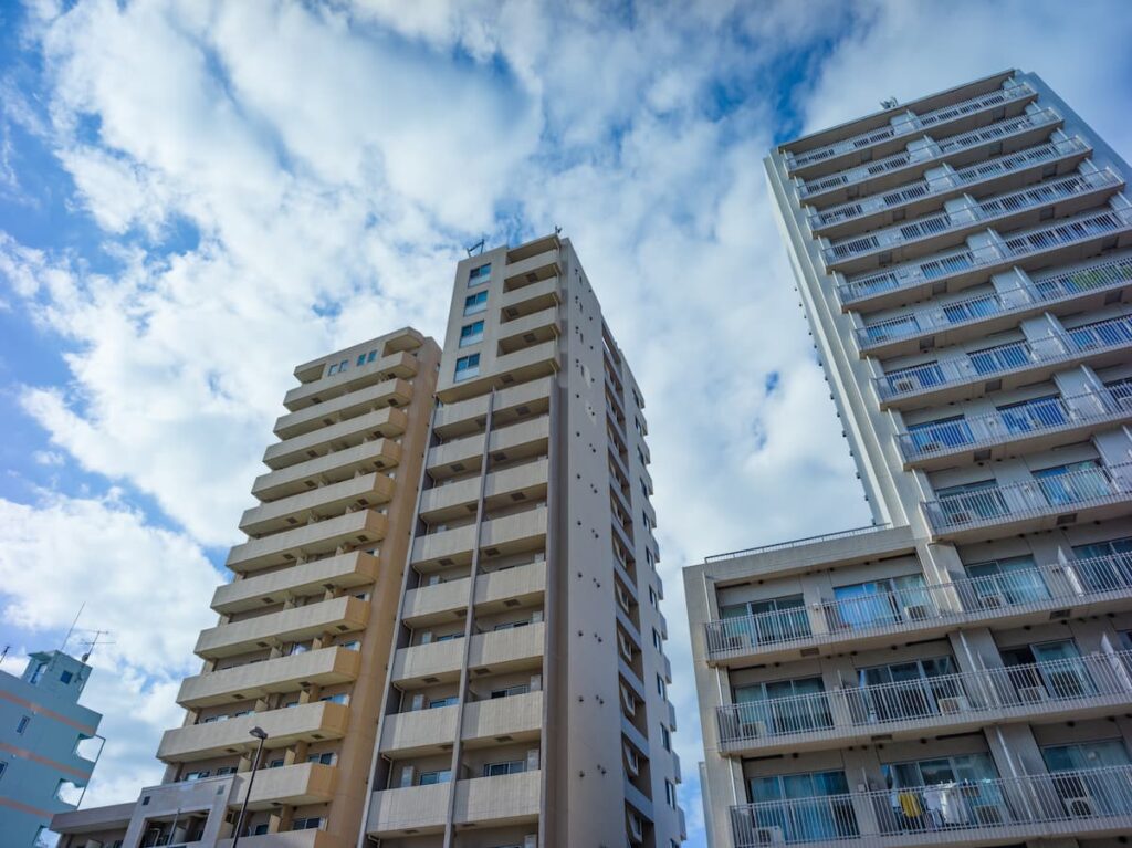 青空の下に並ぶ高層マンション