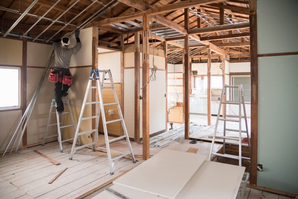 住宅の内装リフォーム工事を行う作業員