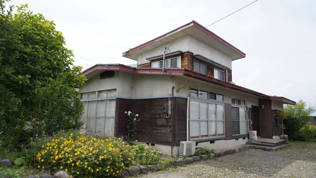 瓦屋根と木造外壁が特徴の伝統的な日本家屋