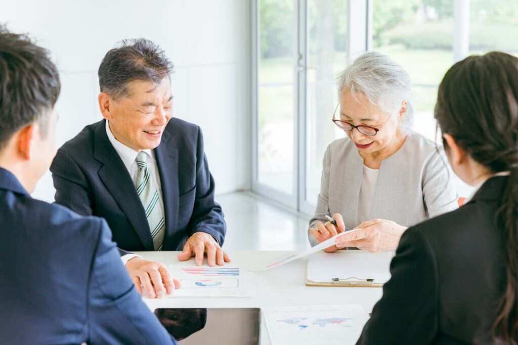 担当者から資料の説明を受ける高齢の夫婦