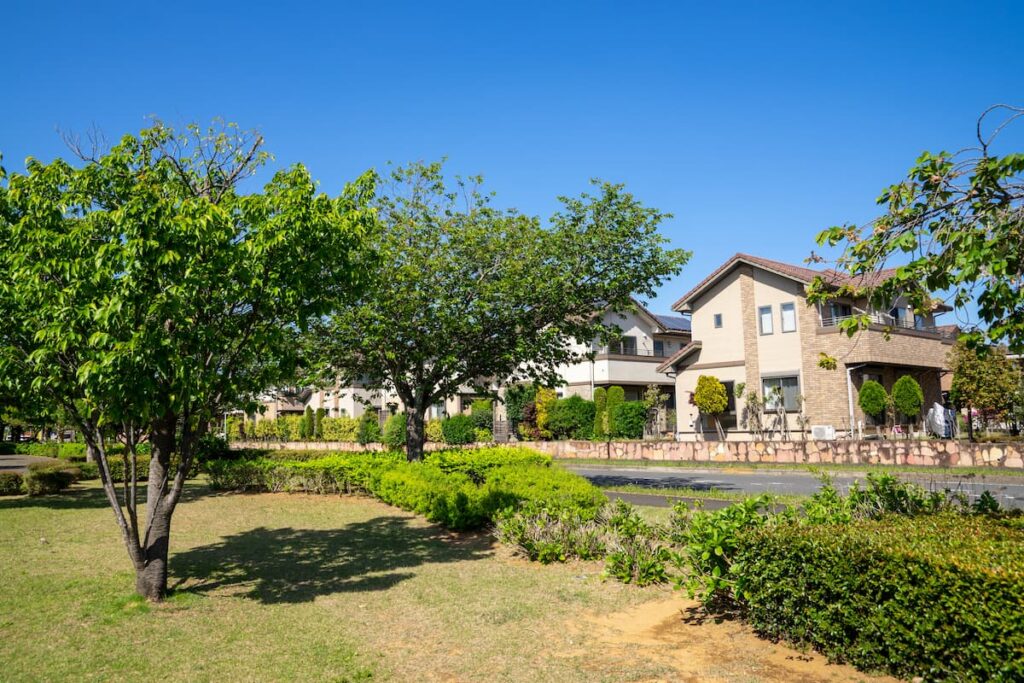 公園と戸建て住宅が並ぶ住宅街