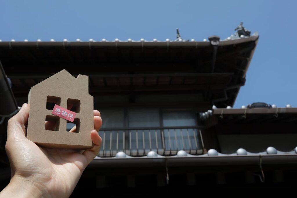 売物件と書かれた住宅模型と日本家屋