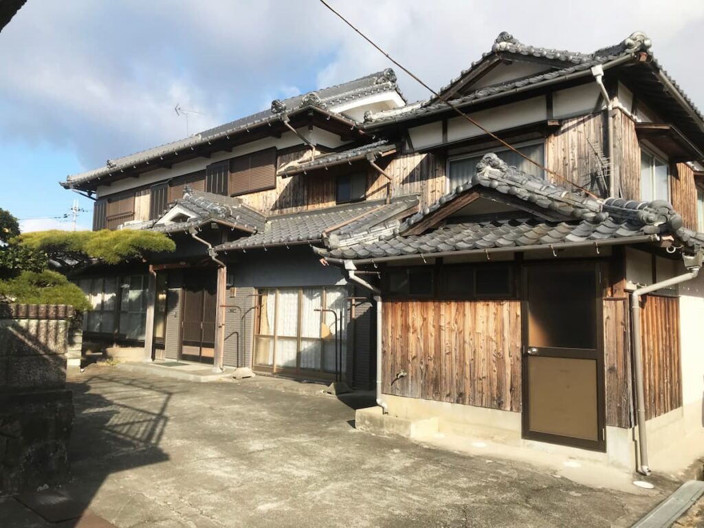 瓦屋根と木造外壁が特徴の伝統的な日本家屋