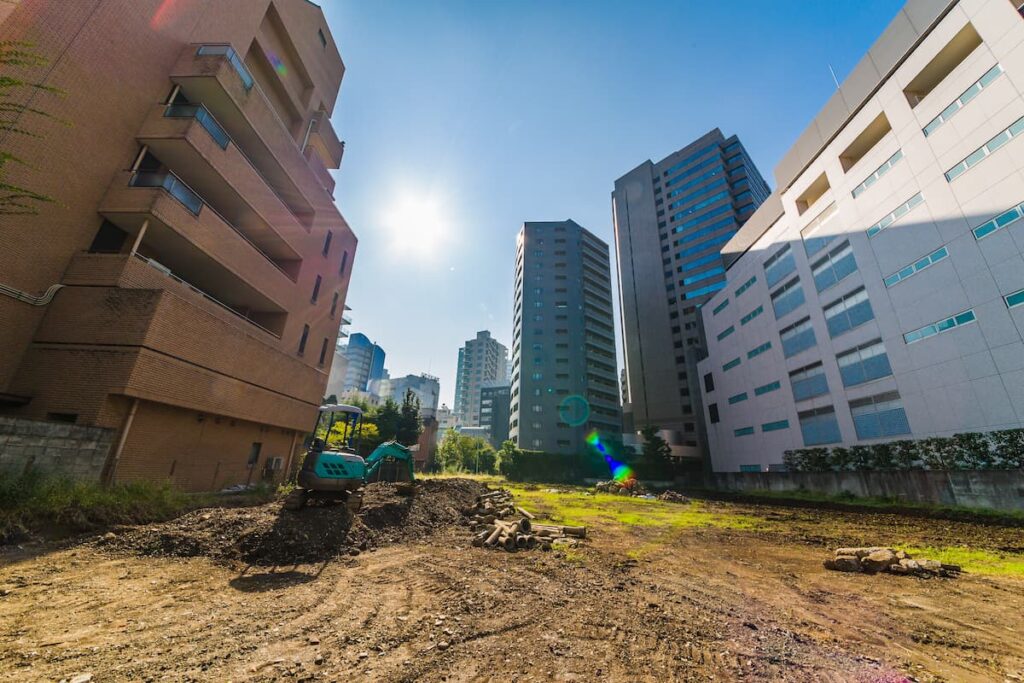 高層ビルに囲まれた工事中の空き地